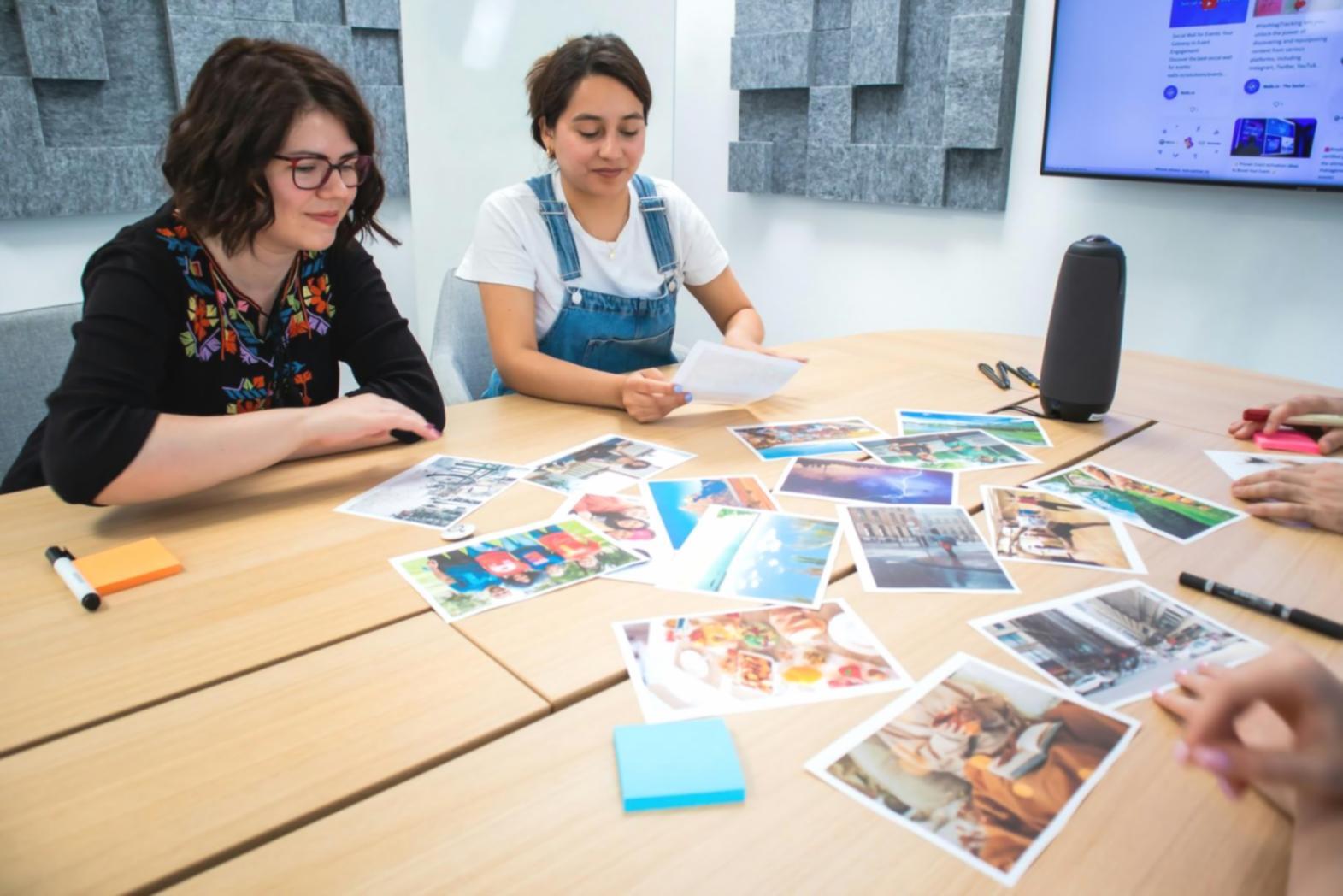 Detaillierte Finanzplanung auf Papier mit verschiedenen Szenarien